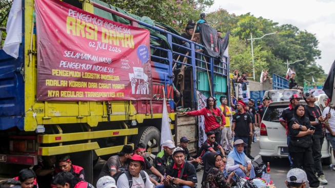 Para sopir truk saat menggelar aksi soal nol kelebihan muatan atau zero over dimensi over loading (ODOL) di Jalan Medan Merdeka Selatan, Jakarta, Rabu (2/7/2025). [Suara.com/Alfian Winanto]