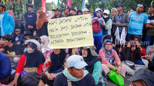 Massa dari Jaringan Rakyat Miskin Kota (JRMK) melakukan unjuk rasa di depan Balai Kota Jakarta, Rabu (2/7/2025). [Suara.com/Alfian Winanto]