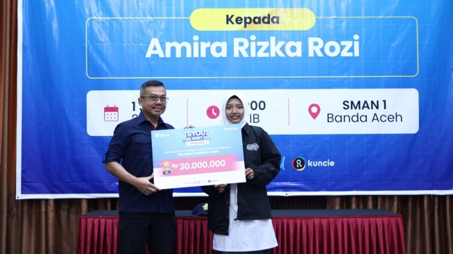 Telkomsel Serahkan Bantuan Pendidikan ke Amira, Top Scorer Ilmupedia Tryout UTBK 2025