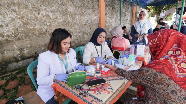 PT Administrasi Medika (AdMedika), anak usaha PT Telkom Indonesia (Persero) Tbk (Telkom) berkolaborasi dengan Kitabisa.ORG menyelenggarakan  TJSL di wilayah Kampung Rambutan, Kelurahan Sempur, Kota Bogor (Dok: Telkom)