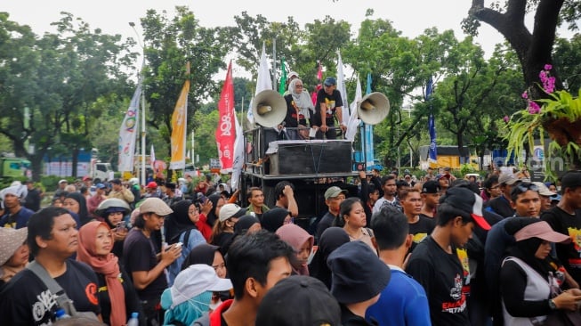 Massa dari Jaringan Rakyat Miskin Kota (JRMK) melakukan unjuk rasa di depan Balai Kota Jakarta, Rabu (2/7/2025). [Suara.com/Alfian Winanto]