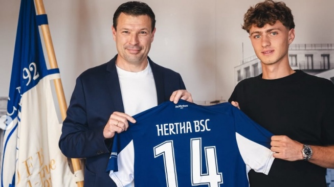 Gelandang serang Bayern Munich yang punya kualitas setara Thom Haye telah mengonfirmasi status darah keturunan yang dimilikinya. (IG Maurice Krattenmacher)
