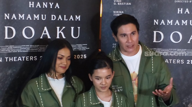 Nirina Zubir dan Vino G. Bastian dalam perilisan poster dan trailer film Hanya Namamu Dalam Doaku di XXI Plaza Senayan, Jakarta, Kamis, 3 Juli 2025. [Suara.com/Adiyoga Priyambodo]