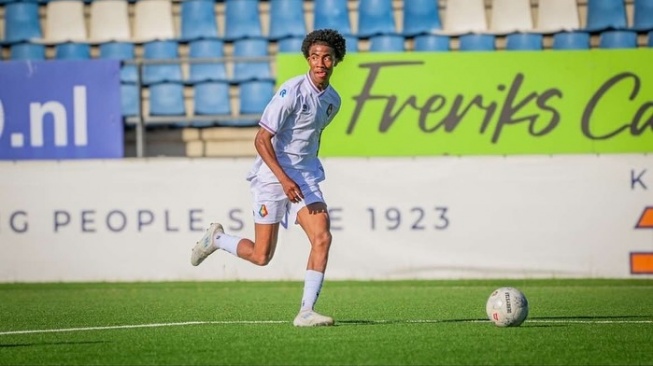 Nama Deston Hoop resmi dipanggil oleh Nova Arianto masuk ke dalam skuad Timnas Indonesia U-17 yang dipersiapkan untuk Piala Dunia U-17 2025.[Dok. IG/@d_hoop7]