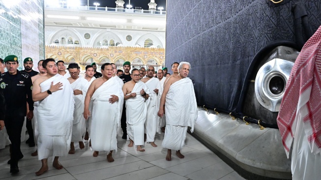 Di Sela Kunjungan Kenegaraan, Prabowo Tunaikan Umrah dan  Salat di Dalam Ka'bah