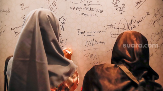 Warga hadiri acara Penandatangan Petisi dan Buku Duka Cita untuk Iran di Kediaman Duta Besar Iran untuk Indonesia Mohammad Boroujerdi di kawasan Menteng, Jakarta, Kamis (3/7/2025). [Suara.com/Alfian Winanto]