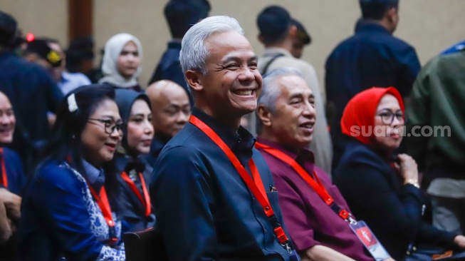 Politisi PDI Perjuangan Ganjar Pranowo saat menghadiri sidang Tuntutan Hasto Kristiyanto di Pengadilan Tipikor, Jakarta, Kamis (3/7/2025). [Suara.com/Alfian Winanto]