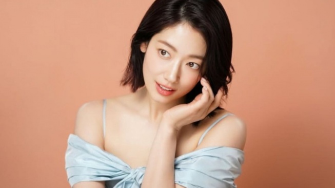 4 Ide OOTD Chic ala Park Shin Hye, Pas untuk Hangout hingga Acara Formal