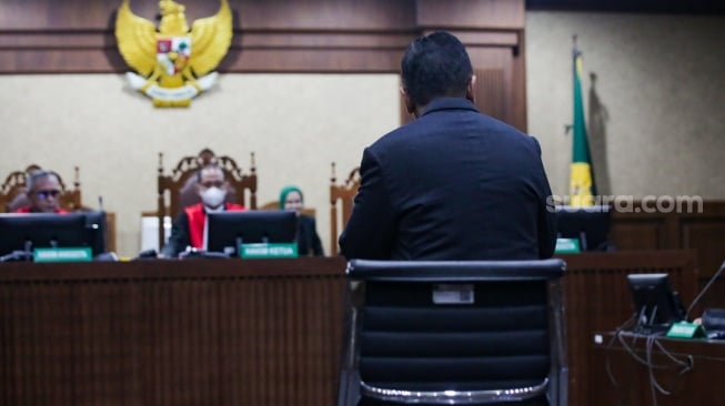 Terdakwa kasus dugaan suap pergantian antarwaktu (PAW) untuk anggota DPR Harun Masiku dan perintangan penyidikan, Hasto Kristiyanto saat menjalani sidang di Pengadilan Tipikor, Jakarta, Kamis (3/7/2025). [Suara.com/Alfian Winanto]