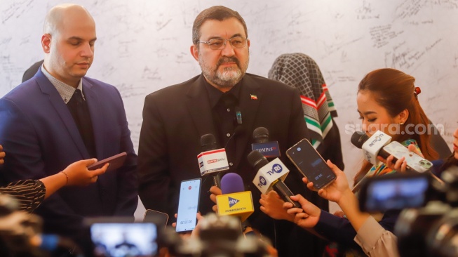 Duta Besar Iran untuk Indonesia Mohammad Boroujerdi memberikan keterangan pers di Kediamannya di kawasan Menteng, Jakarta, Kamis (3/7/2025). [Suara.com/Alfian Winanto]