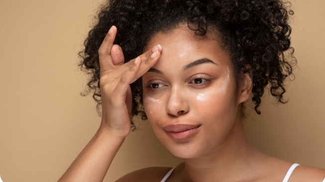 6 Sunscreen Terbaik untuk Usia 30 Tahun ke Atas, Bikin Kulit Tetap Awet Muda dan Glowing