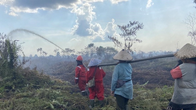 Petugas gabungan padamkan api saat Karhutla di Kubu Raya (Ist)