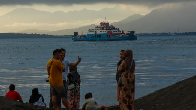 Korban KMP di Selat Bali Terus Bertambah: Keluarga Lain Cemas Nama Tak Ada di Manifes