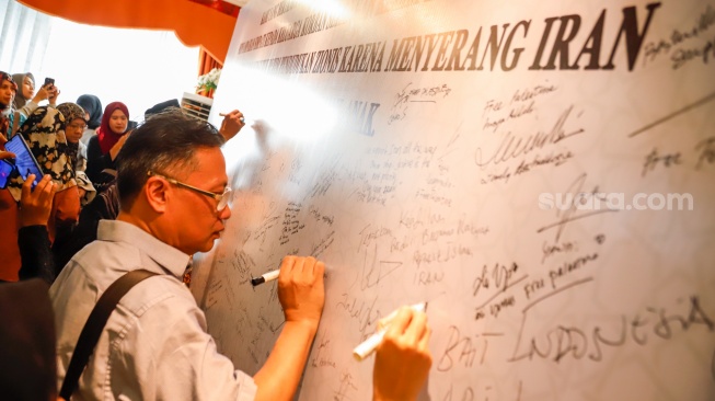 Warga hadiri acara Penandatangan Petisi dan Buku Duka Cita untuk Iran di Kediaman Duta Besar Iran untuk Indonesia Mohammad Boroujerdi di kawasan Menteng, Jakarta, Kamis (3/7/2025). [Suara.com/Alfian Winanto]
