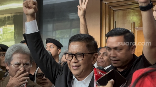 Pekik Merdeka, Hasto Kepalkan Tangan Usai Dituntut 7 Tahun Penjara