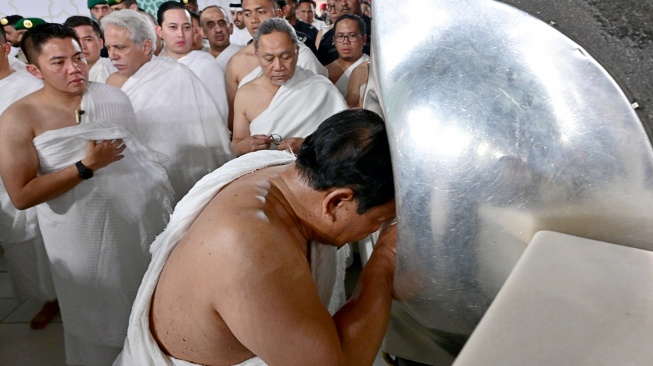Prabowo Cium Hajar Aswad, Berikut Keutamaan Mencium Hajar Aswad