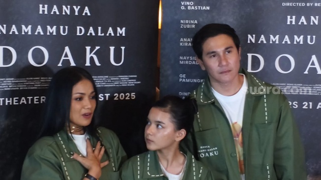 Nirina Zubir dan Vino G. Bastian dalam perilisan poster dan trailer film Hanya Namamu Dalam Doaku di XXI Plaza Senayan, Jakarta, Kamis, 3 Juli 2025. [Suara.com/Adiyoga Priyambodo]