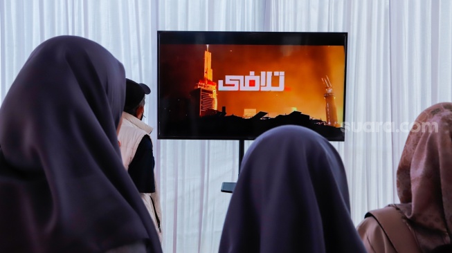 Warga hadiri acara Penandatangan Petisi dan Buku Duka Cita untuk Iran di Kediaman Duta Besar Iran untuk Indonesia Mohammad Boroujerdi di kawasan Menteng, Jakarta, Kamis (3/7/2025). [Suara.com/Alfian Winanto]