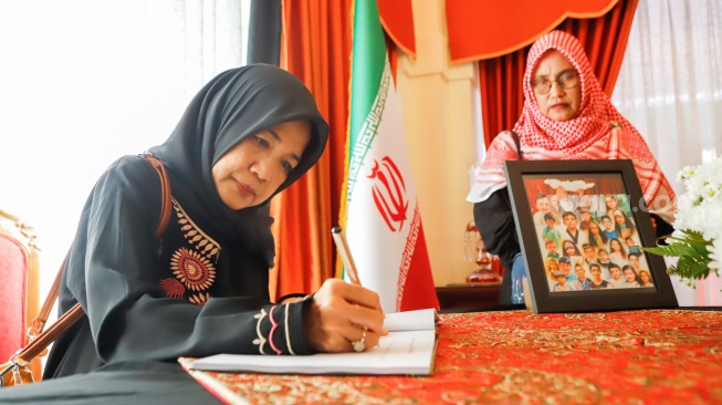 Warga hadiri acara Penandatangan Petisi dan Buku Duka Cita untuk Iran di Kediaman Duta Besar Iran untuk Indonesia Mohammad Boroujerdi di kawasan Menteng, Jakarta, Kamis (3/7/2025). [Suara.com/Alfian Winanto]