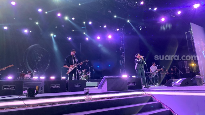 Grup musik .Feast saat tampil di panggung konser Jakarta Fair 2025 di JIExpo Kemayoran, Jakarta Utara pada Rabu, 2 Juli 2025. [Suara.com/Tiara Rosana]