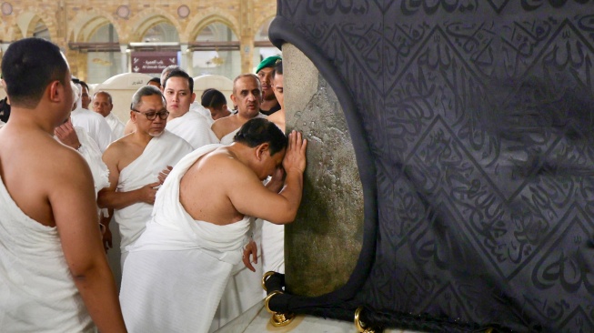 Presiden RI Prabowo Subianto mencium Ka'bah saat melaksanakan ibadah Umrah di Makkah, Arab Saudi,  Kamis (3/7/2025). [Muchlis Jr - Biro Pers Sekretariat Presiden]

