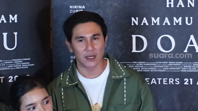 Nirina Zubir dan Vino G. Bastian dalam perilisan poster dan trailer film Hanya Namamu Dalam Doaku di XXI Plaza Senayan, Jakarta, Kamis, 3 Juli 2025. [Suara.com/Adiyoga Priyambodo]