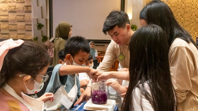 Gandeng CIC Untan, Aston Pontianak Gelar 'Fun Chem 2025', Liburan Seru dan Edukatif untuk Anak-anak