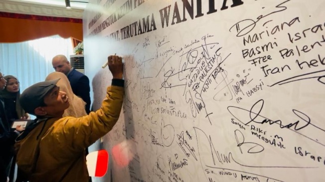 Sejumlah warga negara Indonesia (WNI) berkunjung ke kediaman Duta Besar Iran untuk Indonesia Mohammad Boroujerdi untuk menyampaikan dukungan sekaligus menandatangani petisi solidaritas dan belasungkawa atas serangan Israel ke Iran. (Suara.com/Novian)