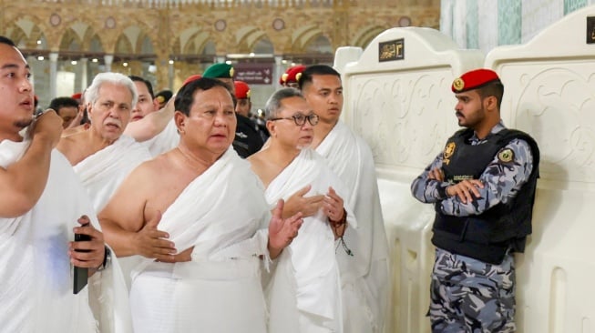 Presiden RI Prabowo Subianto beserta jajaran dari Kabinet Merah putih dan Sekretariat berdoa saat melaksanakan ibadah Umrah di Makkah, Arab Saudi,  Kamis (3/7/2025). [Muchlis Jr - Biro Pers Sekretariat Presiden]
