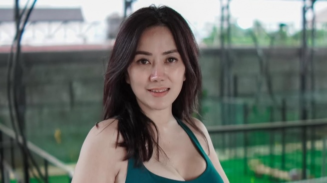 Tante Ernie Didekati Pejabat yang Suka Pamer Kemesraan dengan Istri, Warganet Tebak Nama Ini