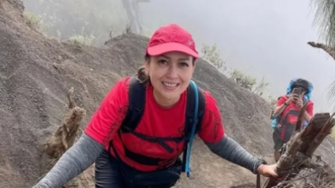 5 Potret Kenangan Ira Wibowo di Lokasi Jatuhnya Juliana Marins di Gunung Rinjani