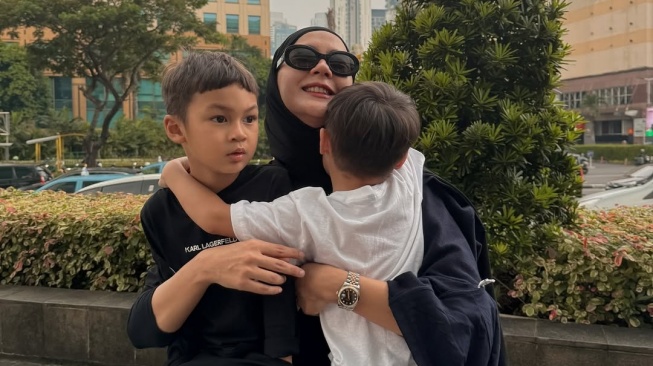 Baim Wong Bagikan Foto Bareng Paula Verhoeven di acara kelulusan buah hatinya (Instagram)