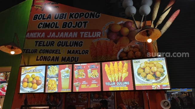 Stan Gerobak Jajanan di Jakarta Fair 2025 [Suara.com/Tiara Rosana]