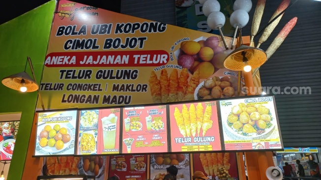 Stan Gerobak Jajanan di Jakarta Fair 2025 [Suara.com/Tiara Rosana]