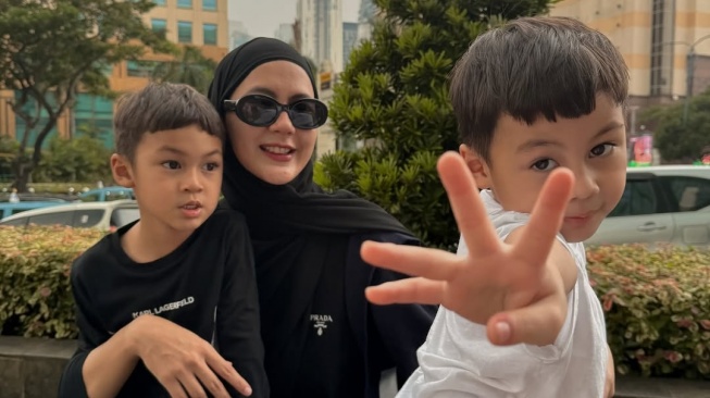 Baim Wong Bagikan Foto Bareng Paula Verhoeven di acara kelulusan buah hatinya (Instagram)