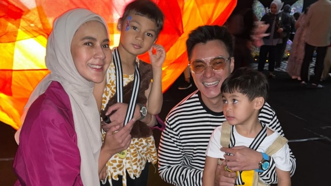 Baim Wong Bagikan Foto Bareng Paula Verhoeven di acara kelulusan buah hatinya (Instagram)