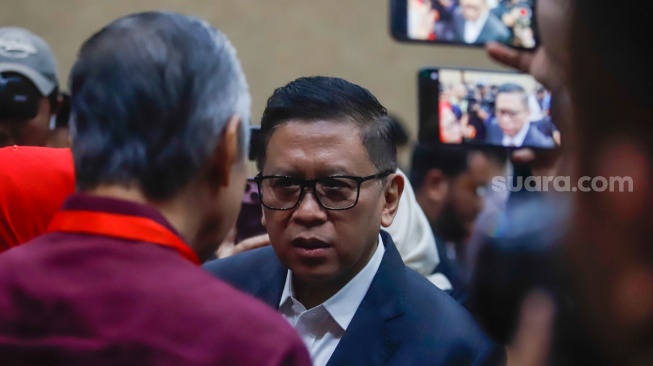 Terdakwa kasus dugaan perintangan penyidikan kasus korupsi Harun Masiku dan pemberian suap, Hasto Kristiyanto saat tiba untuk menjalani sidang Tuntutam di Pengadilan Tipikor, Jakarta, Kamis (3/7/2025). [Suara.com/Alfian Winanto]