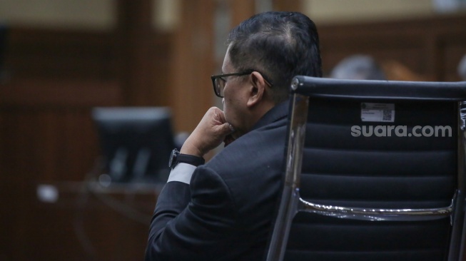 Terdakwa kasus dugaan suap pergantian antarwaktu (PAW) untuk anggota DPR Harun Masiku dan perintangan penyidikan, Hasto Kristiyanto saat menjalani sidang di Pengadilan Tipikor, Jakarta, Kamis (3/7/2025). [Suara.com/Alfian Winanto]