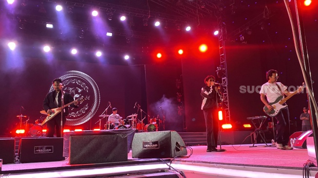 Grup musik .Feast saat tampil di panggung konser Jakarta Fair 2025 di JIExpo Kemayoran, Jakarta Utara pada Rabu, 2 Juli 2025. [Suara.com/Tiara Rosana]
