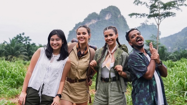 Jacquelyn Chandra bersama kreator konten lainnya melakukan syuting trailer film Jurassic World: Rebrith. [Instagram]