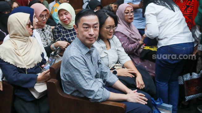 Terdakwa Mantan Menteri Perdagangan Thomas Trikasih Lembong atau Thom Lembong ditemani istrinya, Francisca Wihardja bersiap menjalani sidang pembacaan tuntutan di Pengadilan Tipikor, Jakarta, Jumat (4/7/2025). [Suara.com/Alfian Winanto]
