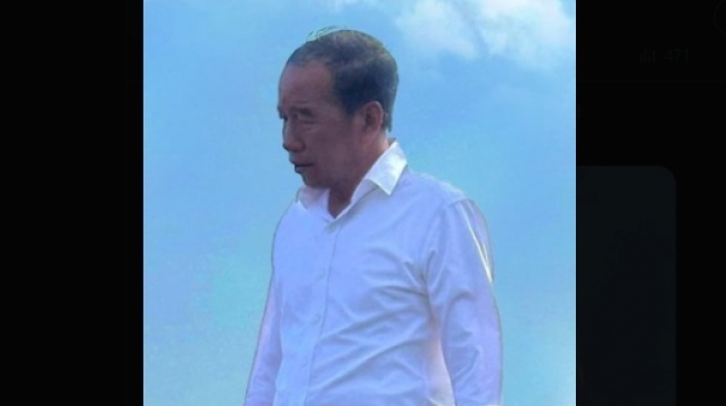 Mantan Presiden Jokowi pamer foto saat temani para cucunya main di pantai. Namun unggahan foto itu menuai sorotan dan banyak netizen mencurigai jika foto itu adalah editan. (tangkapan layar/X)