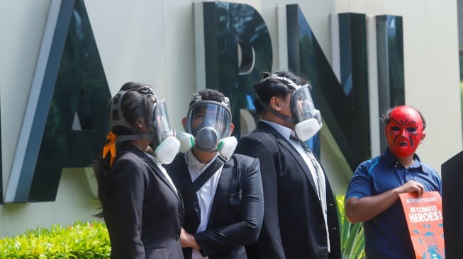 Sejumlah aktivis dari Enter Nusantara melakukan aksi teatrikal di depan Graha BNI, Jakarta, Jumat (4/7/2025). [Suara.com/Alfian Winanto]