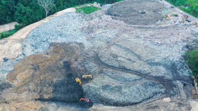 Foto udara petugas mengoperasikan eskavator di Tempat Pemrosesan Akhir (TPA) di Sambutan, Samarinda, Kalimantan Timur, Kamis (3/7/2025). [ANTARA FOTO/M Risyal Hidayat/nz]