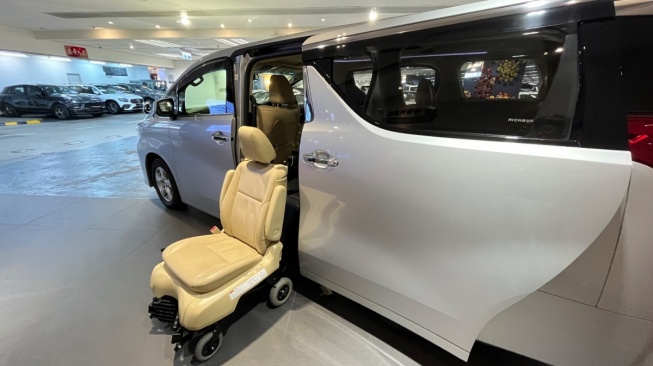 Mobil Toyota Alphard Welcab yang dirancang untuk memberikan kemudahan mobilitas bagi penyandang disabilitas maupun lansia, dengan sistem tempat duduk yang dapat berotasi dan keluar-masuk kendaraan secara otomatis. (Foto: Toyota)
