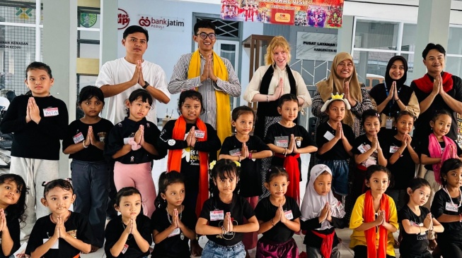 Di Garasi UMKM yang Didirikan Mas Dhito, Wisatawan Asal California Antusias Melihat Seni Tari Lokal