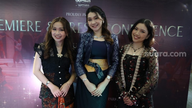 (Dari kiri ke kanan) Amelia Angeliqa Hadinata (Sutradara dan Penulis Naskah), Cecilia Tesalonika (Administrator dan Manajer Produksi) Esterina Teresia (Kepala Produksi dan Pengarah Artistik) dijumpai dalam acara jumpa pers film pendek "Karya untuk Negeri" di Central Park, Jakarta Barat pada Kamis, 3 Juli 2025. [Rena Pangesti/Suara.com]
