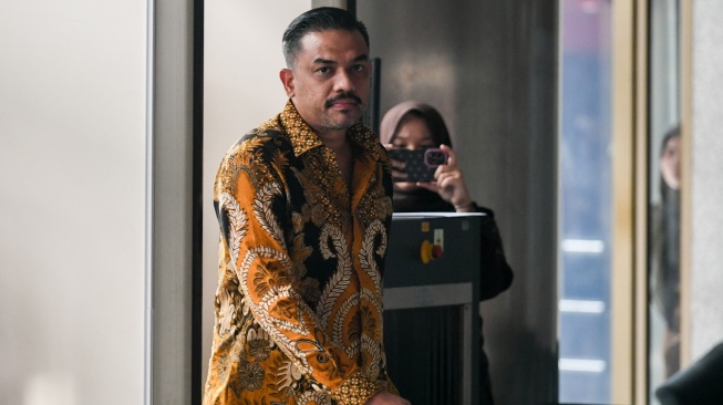 Menteri UMKM Maman Abdurrahman berjalan setibanya di gedung Merah Putih KPK, Jakarta, Jumat (4/7/2025). [ANTARA FOTO/Hafidz Mubarak A/nym]