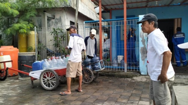 Antrean warga membeli air dari fasilitas BWRO di Pulau Kelapa. (Suara.com/Fakhri)