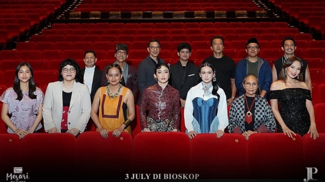 Para pemeran film Narik Sukmo saat acara gala premier di Jakarta. [Instagram]